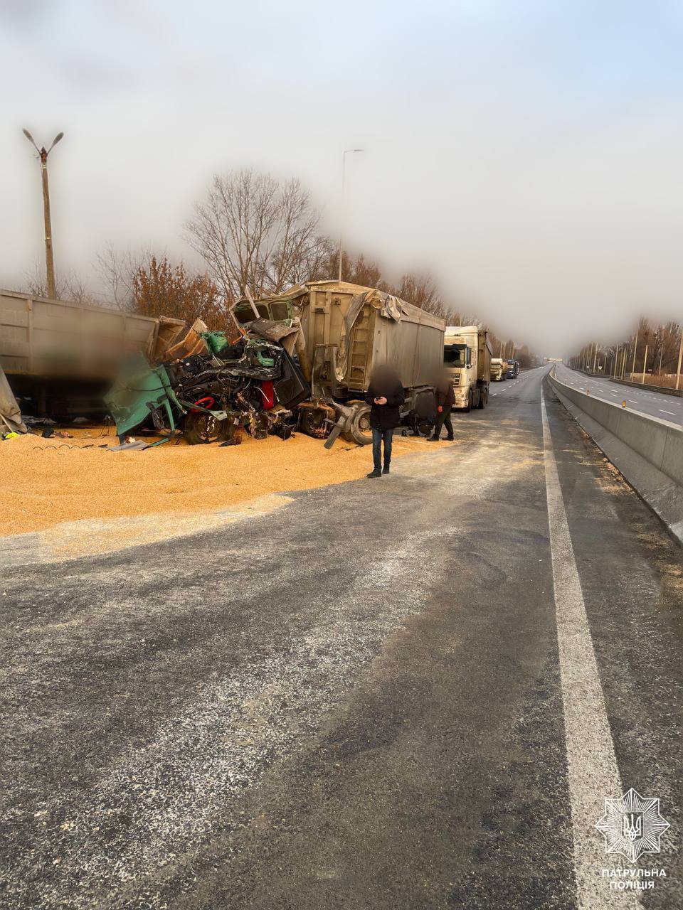 На Киевщине столкнулись три грузовика: в результате ДТП дорогу засыпало кукурузой. Фото