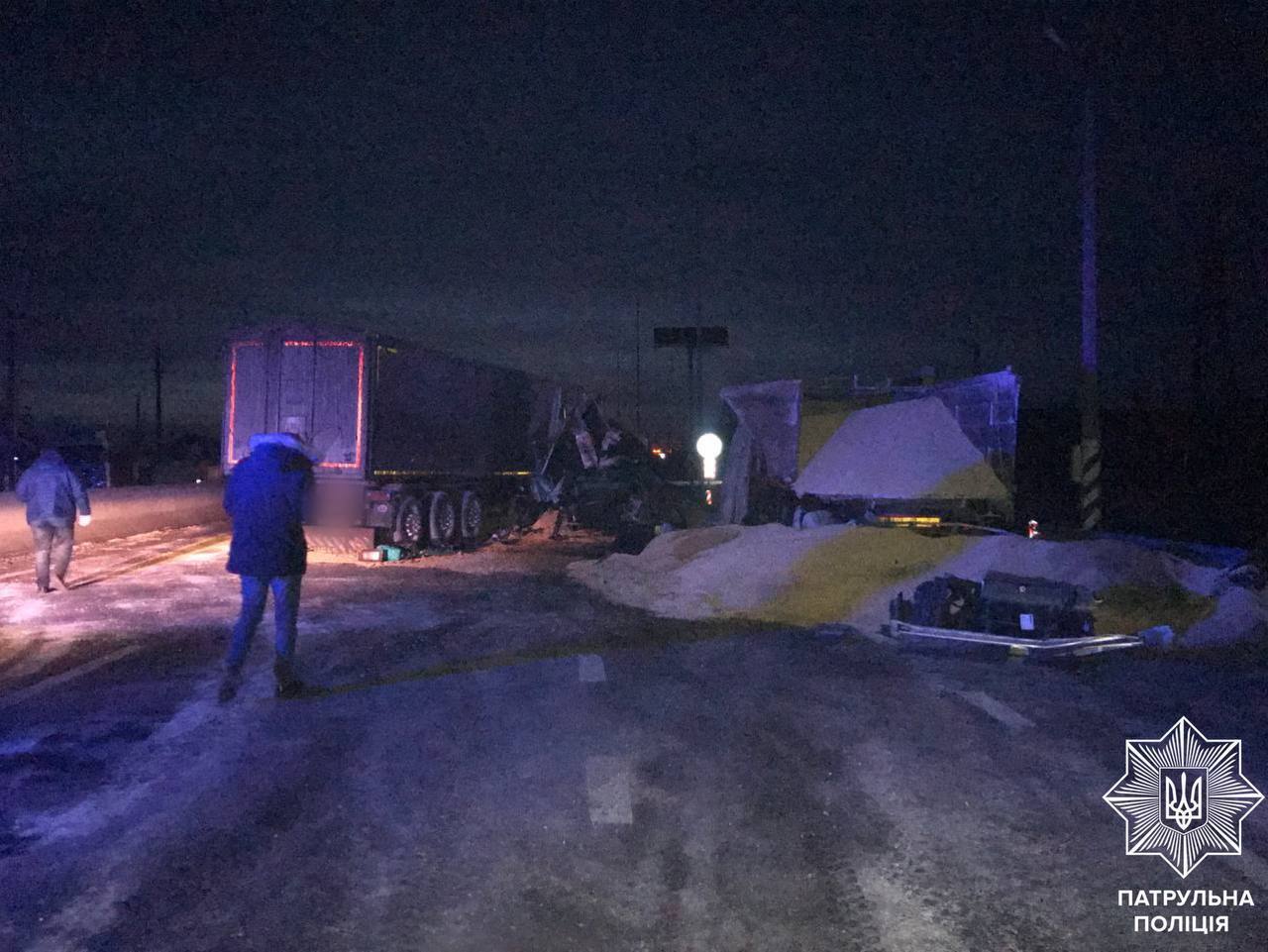 На Київщині зіткнулись три вантажівки: внаслідок ДТП дорогу засипало кукурудзою. Фото
