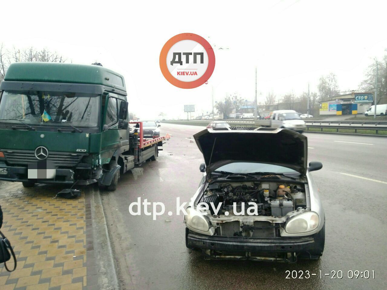 В Киеве эвакуатор протаранил две легковушки. Фото