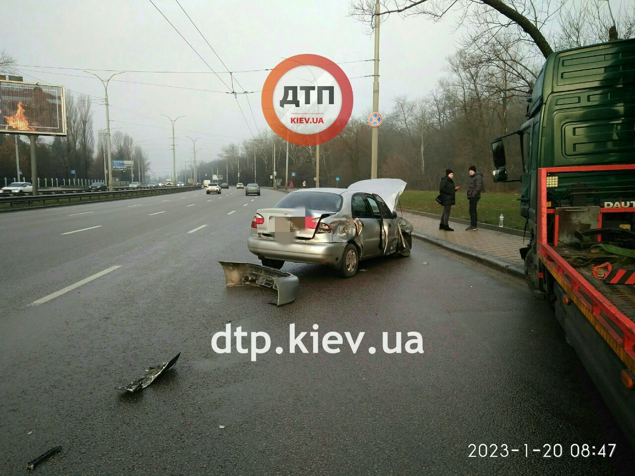 В Киеве эвакуатор протаранил две легковушки. Фото