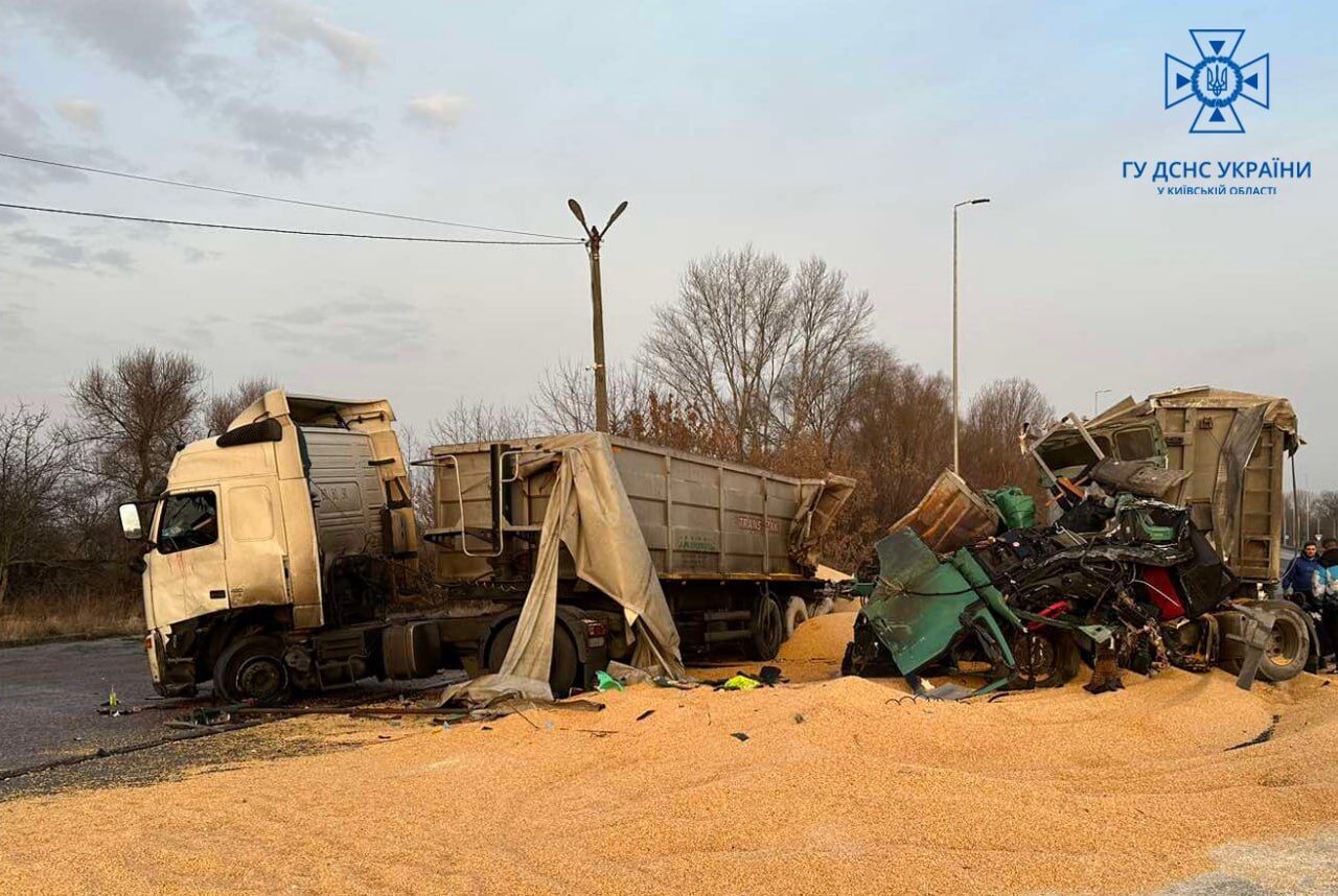 На Киевщине столкнулись три грузовика: в результате ДТП дорогу засыпало кукурузой. Фото