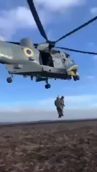 ''Це потужне посилення для ВМС'': Резніков показав гелікоптер Sea King, який Україна отримала від Британії. Відео 