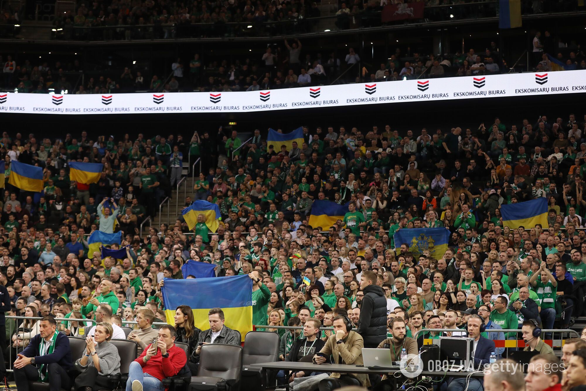 ''Чекаємо на перемогу України!'' У Литві вболівальники приголомшливою жовто-синьою підтримкою ''вмили'' сербських ''братів'' Росії. Відео