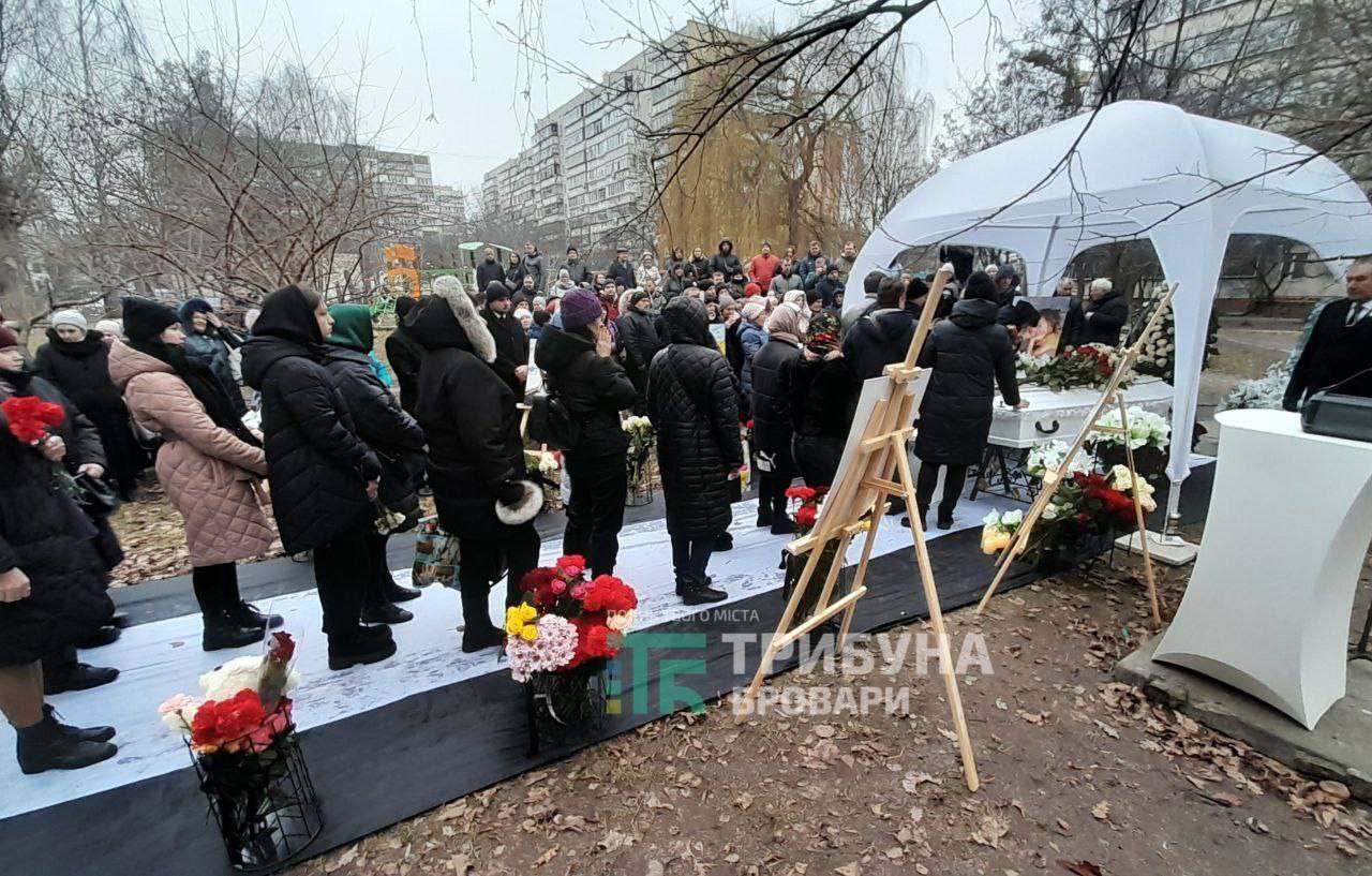 С цветами и игрушками: в Броварах попрощались с мамой и дочерью, погибшими из-за падения вертолета. Фото