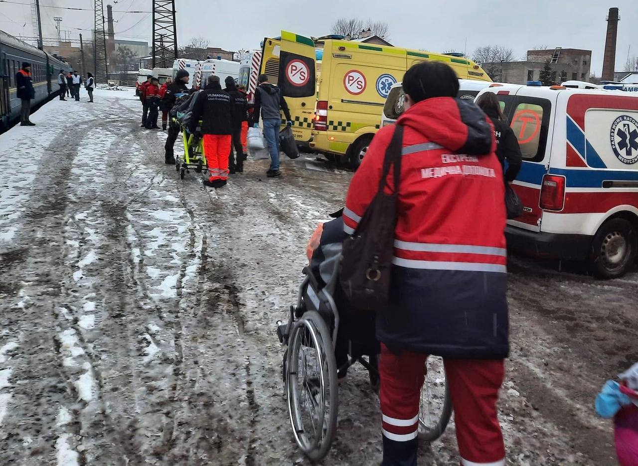Залучили 26''швидких'': відбулася найбільша медевакуація хворих із Херсона на Львівщину. Фото