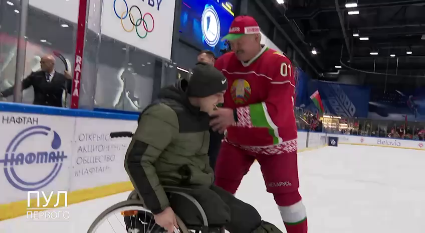Лукашенко перед хоккеем выкатил на лед предателя Украины в инвалидной коляске. Видео