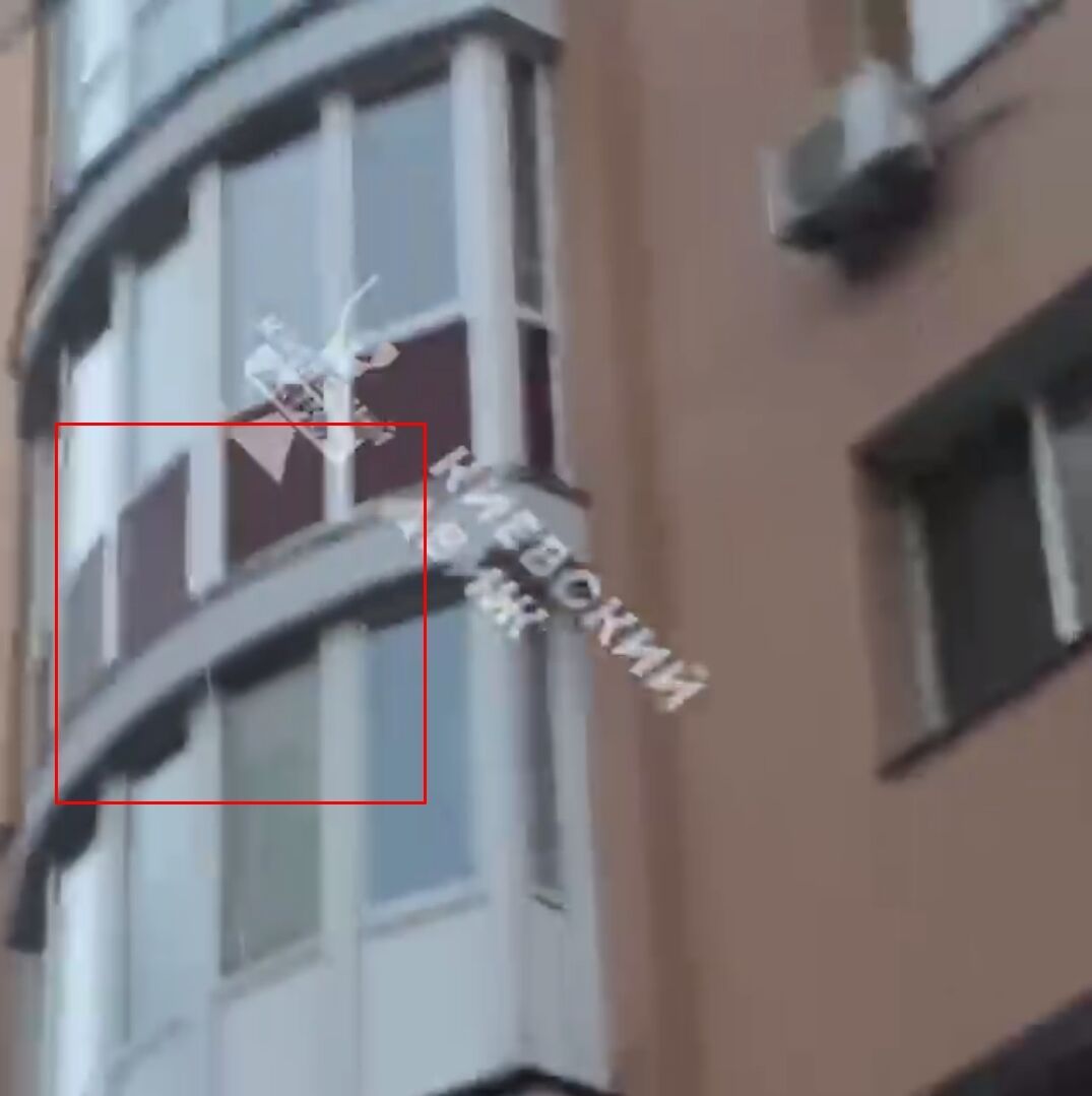 В Киеве на Оболони жильцы многоэтажки оригинально решили проблему с отключением света. Видео