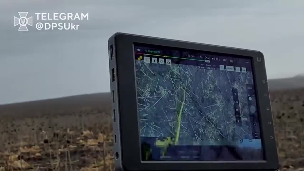 Провели цілу "спецоперацію": як українські прикордонники врятували дрон, що потрапив під вплив ворожого РЕБ. Відео