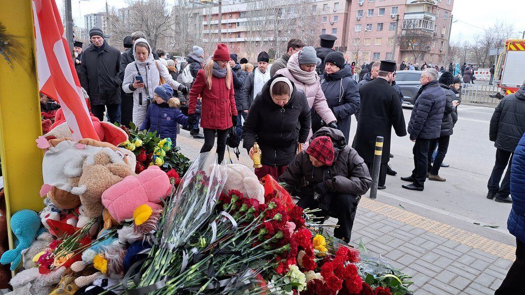 В Днепре сотни людей пришли проститься с жертвами ракетного удара РФ. Фото