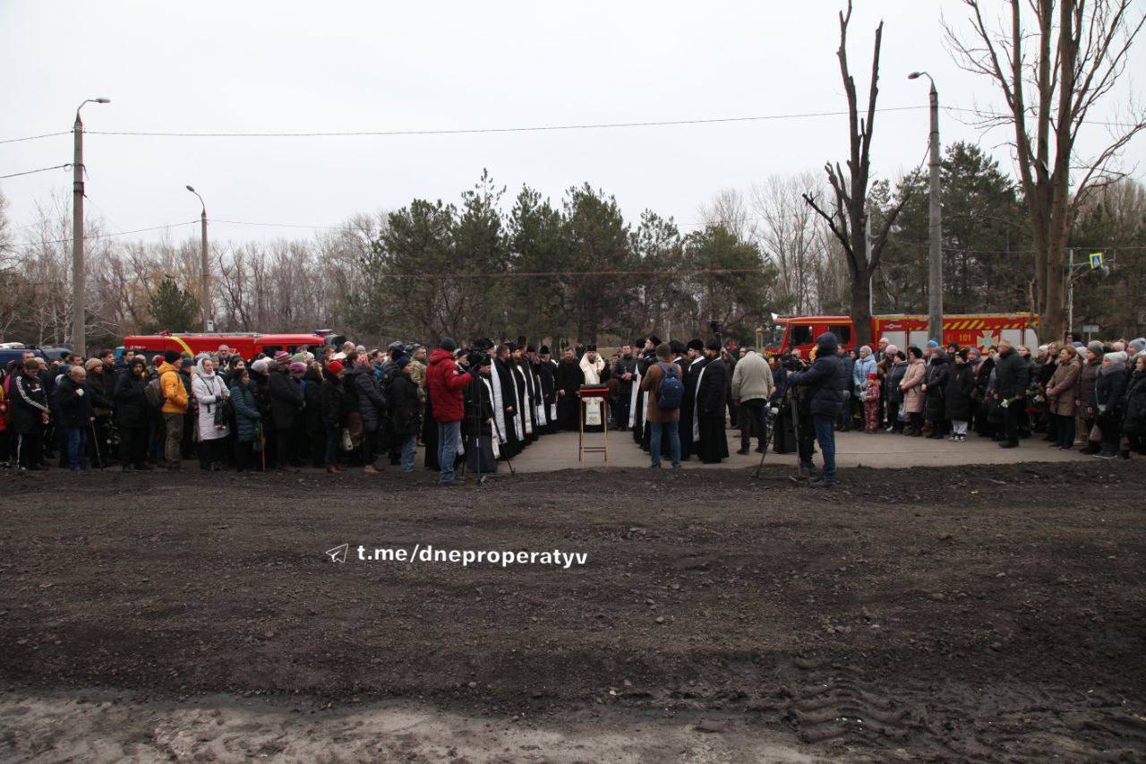 У Дніпрі сотні людей прийшли попрощатися з жертвами ракетного удару РФ. Фото