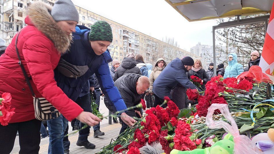 В Днепре сотни людей пришли проститься с жертвами ракетного удара РФ. Фото