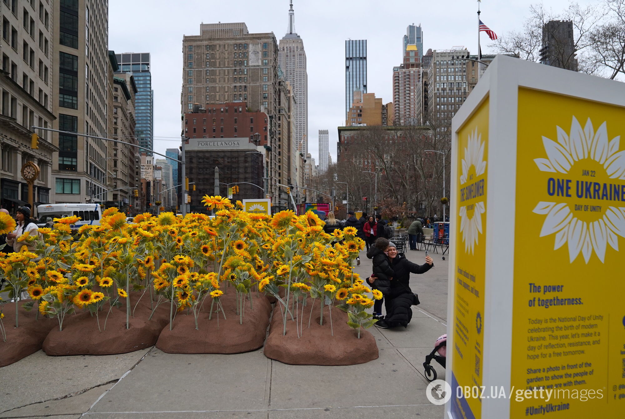 В самом сердце Нью-Йорка установили инсталляцию с 333 подсолнухами по случаю Дня Соборности Украины. Фото