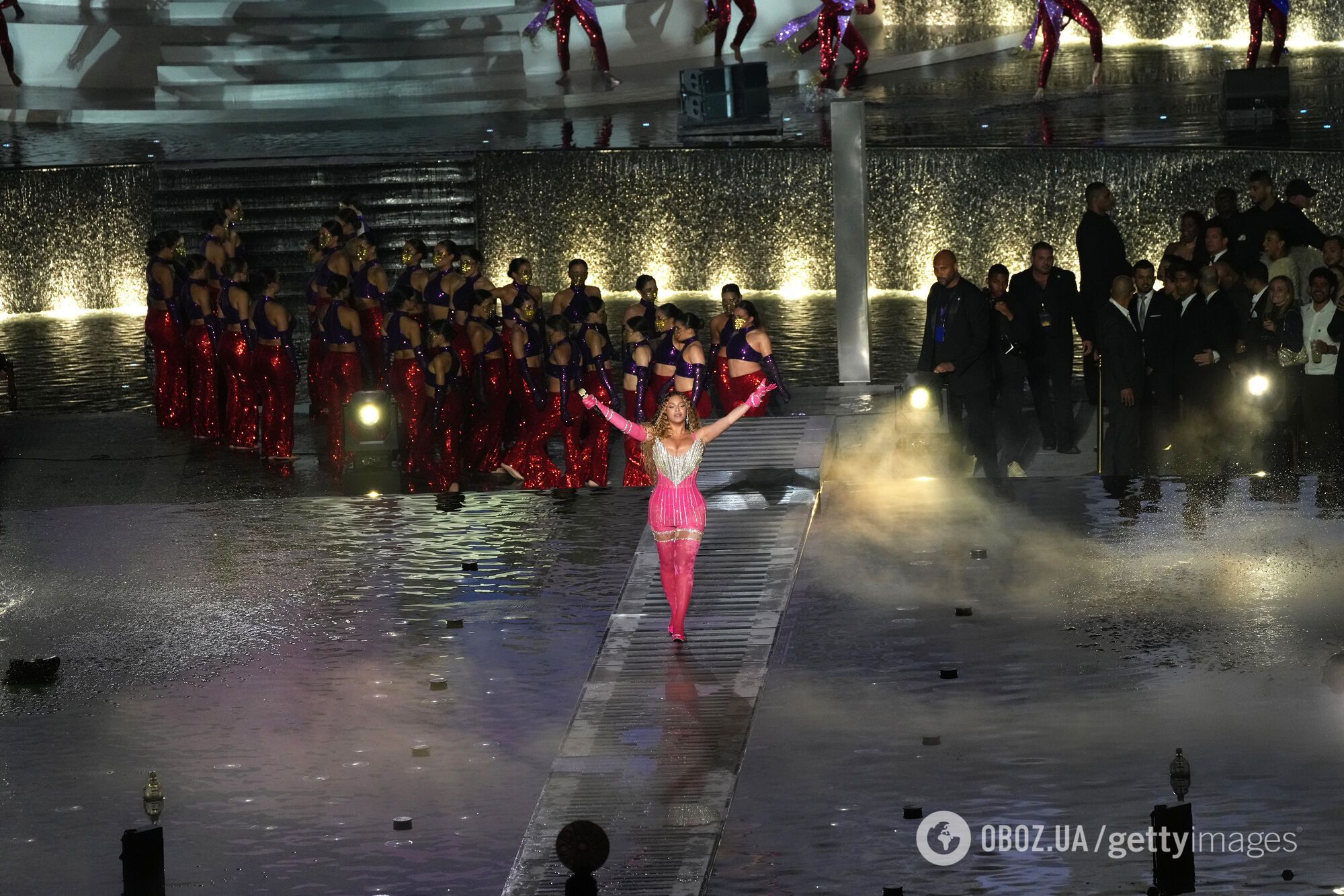 Бейонсе в соблазнительном платье от украинского бренда устроила помпезное шоу на первом за 5 лет концерте. Фото