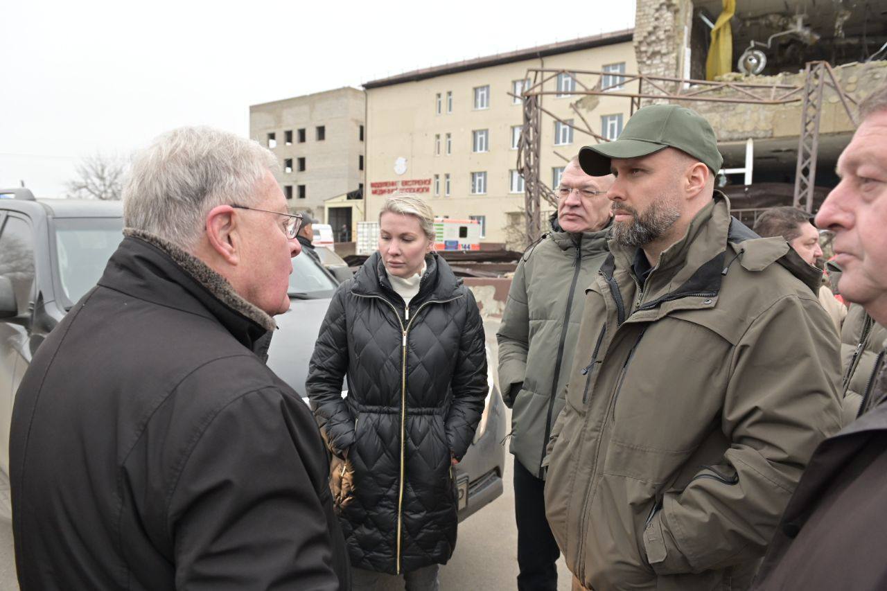 Кіт Келлоґ і Олег Синєгубов в Ізюмі