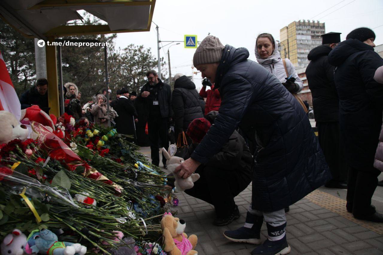 В Днепре сотни людей пришли проститься с жертвами ракетного удара РФ. Фото