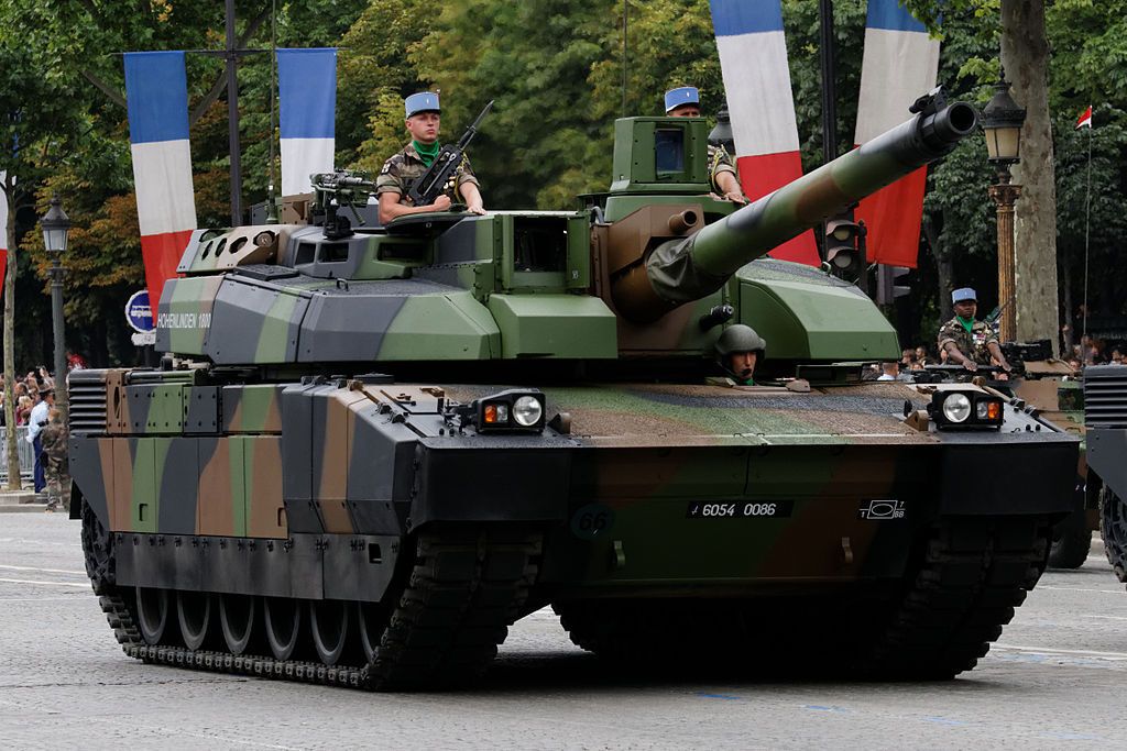 Макрон: Франція не відкидає відправки в Україну танків Leclerc, але є три умови