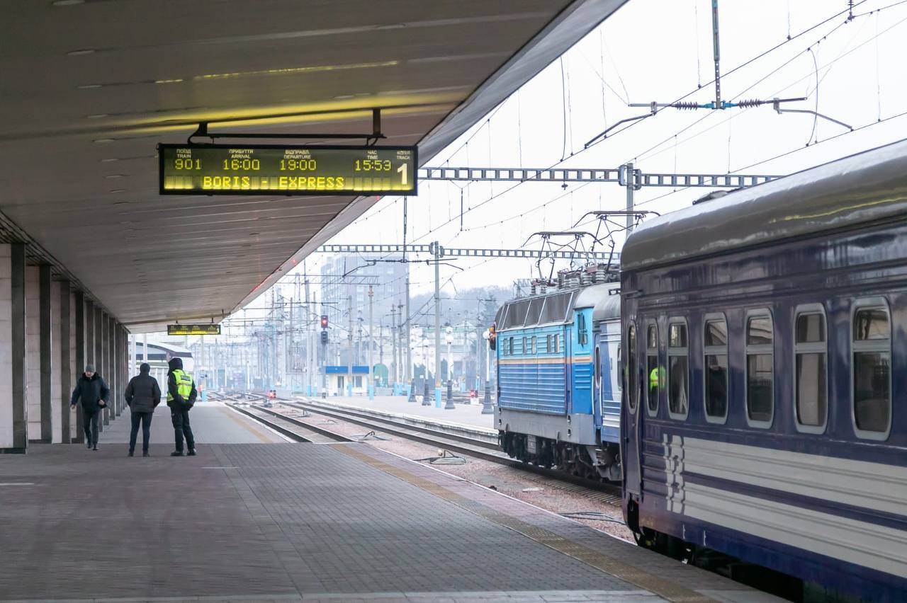 Отправили Boris Express домой: украинские железнодорожники провели экскурсию для Бориса Джонсона. Фото