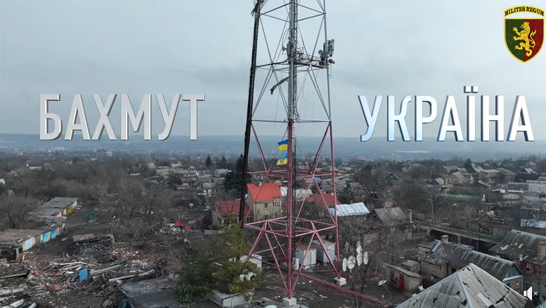 У Бахмуті українські військові підняли прапор України та привітали з Днем Соборності. Відео