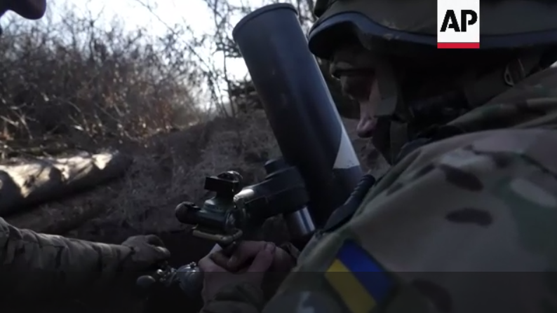 Associated Press показало видео ювелирной работы украинских минометчиков