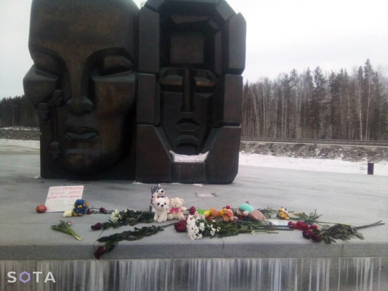 "Кремль, граючи, Україну бомбить": у РФ з'явилися нові меморіали загиблим у Дніпрі. Фото