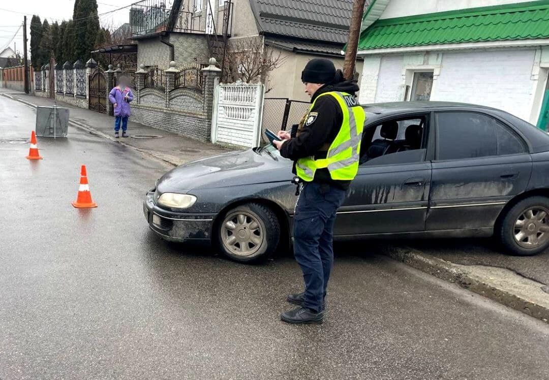 На Киевщине легковушка выехала на тротуар и протаранила забор: пострадал ребенок. Фото