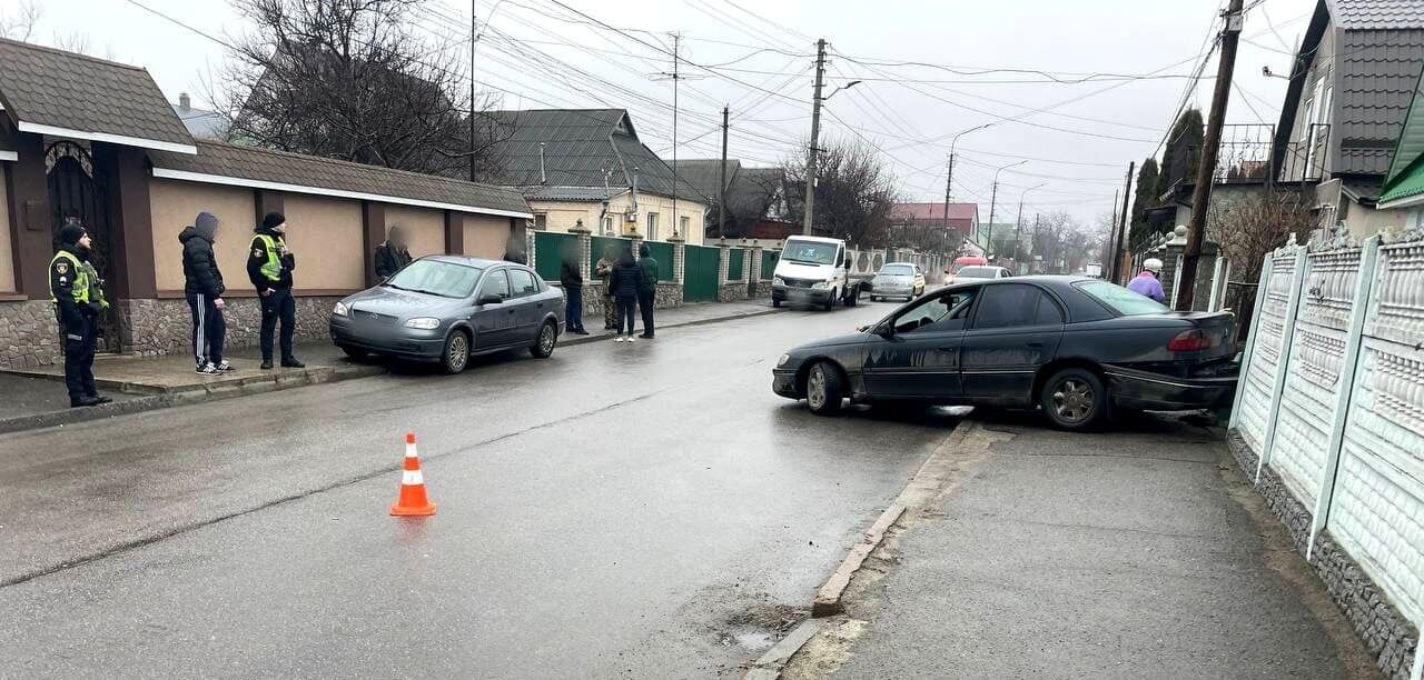 На Киевщине легковушка выехала на тротуар и протаранила забор: пострадал ребенок. Фото