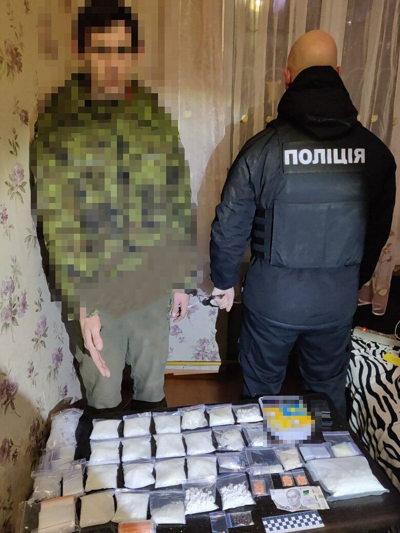 У Києві рецидивіст організував притон та схиляв дітей вживати наркотики: у нього вилучили ''товар'' на 1 млн грн. Фото