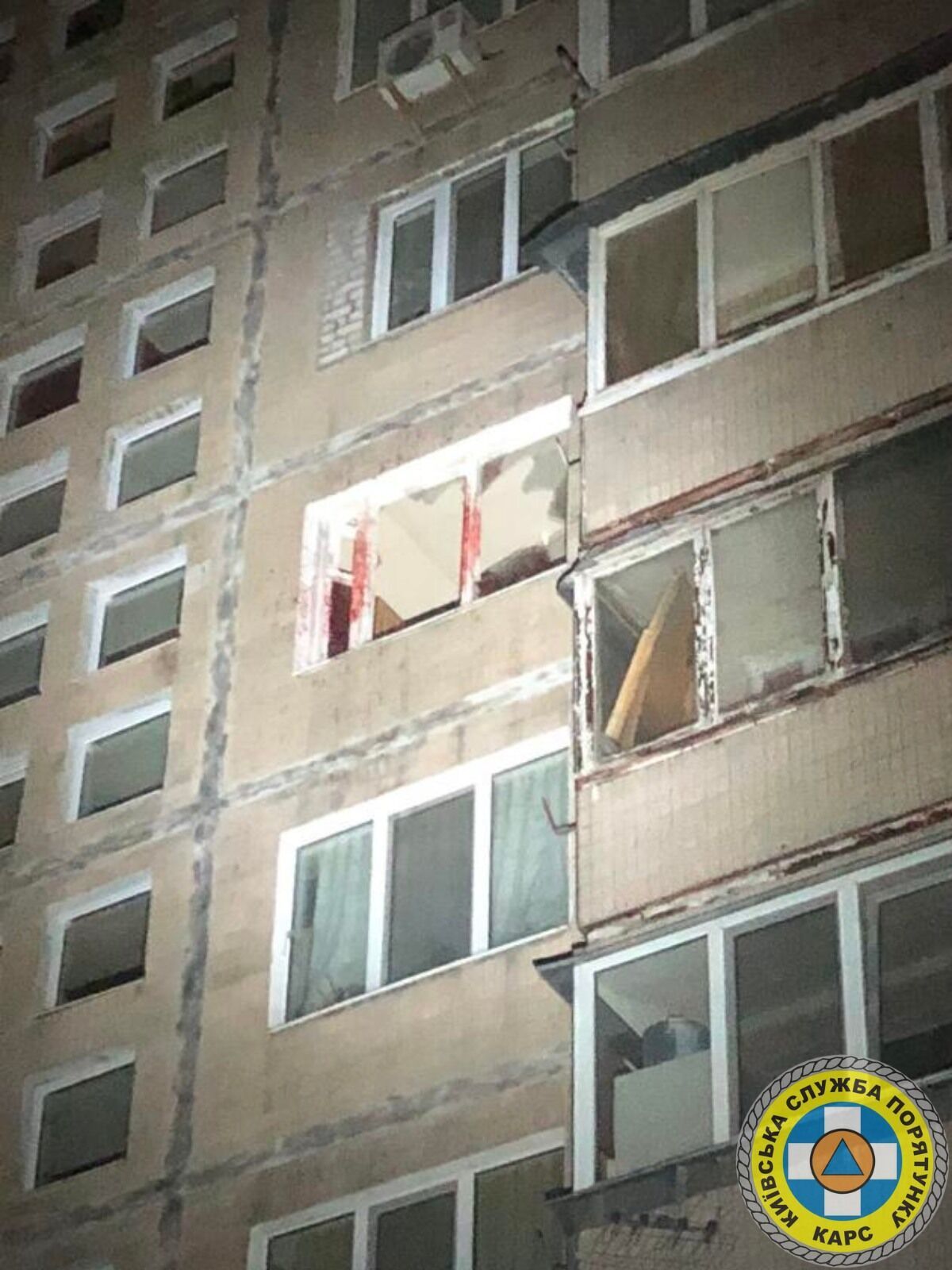 У Києві врятували чоловіка, який намагався стрибнути з шостого поверху будинку. Фото