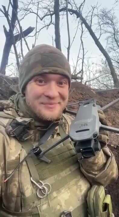 Український боєць зворушливо зачитав вірша Ліни Костенко і показав "крила" воїнів ЗСУ. Відео 