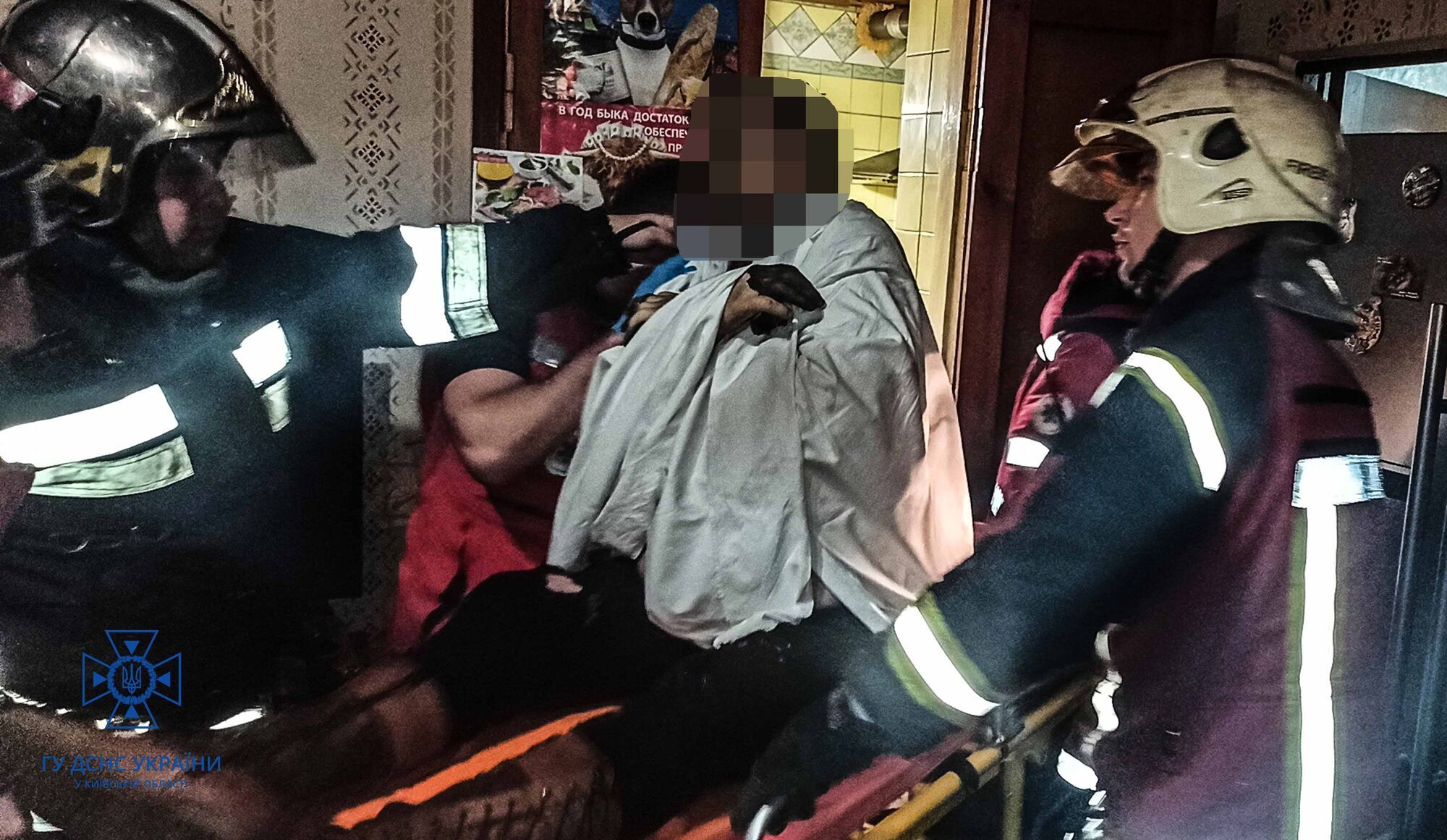 На Киевщине пенсионер из-за ревности облил сожительницу бензином и поджег. Фото и видео