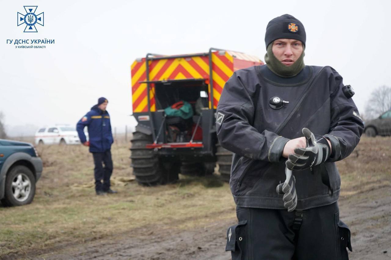 Под Киевом с помощью взрыва ликвидировали ледяную пробку на Десне. Фото и видео