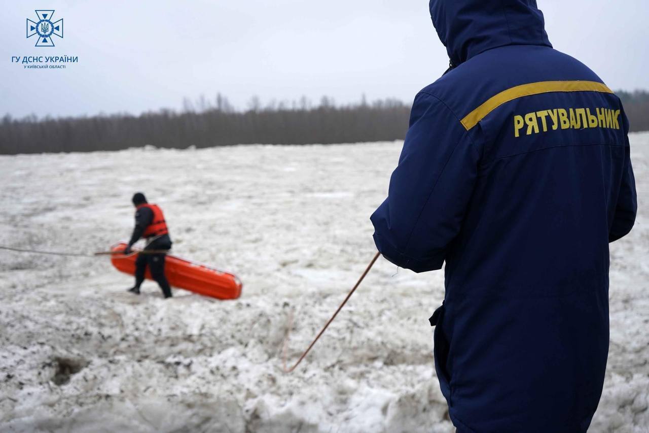 Під Києвом за допомогою вибуху ліквідували "крижаний затор" на Десні. Фото та відео