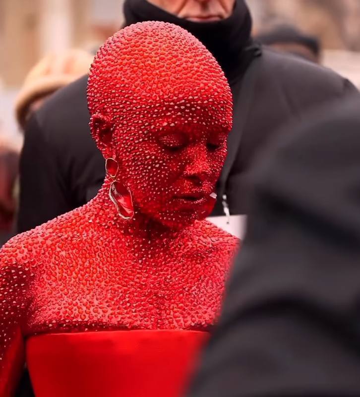Співачка Doja Cat здивувала вбранням на модному показі в Парижі: приклеїла на шкіру 30 тис. кристалів Swarovski. Фото