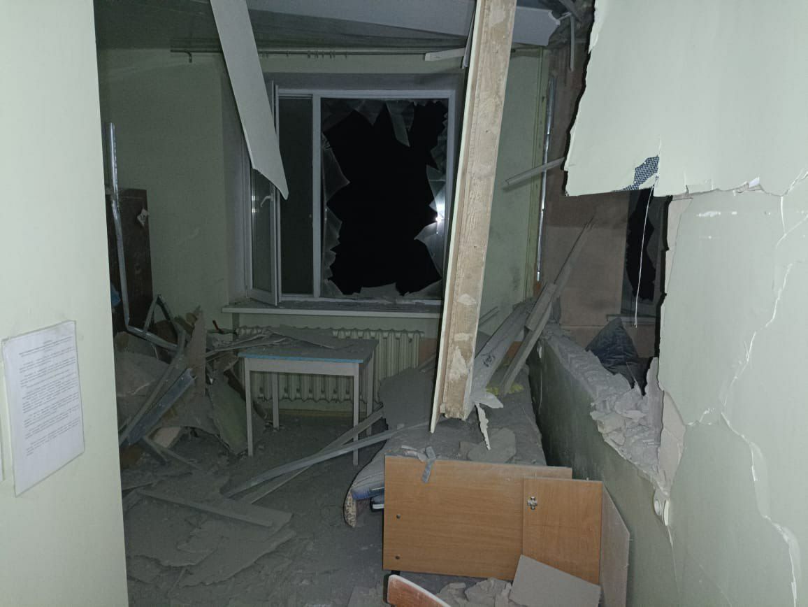 Окупанти знову обстріляли Херсон: під ударами школа, поліклініка і пологовий будинок. Фото