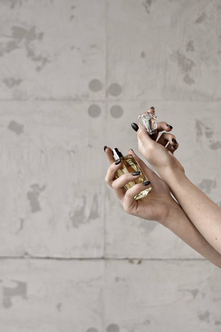 Как комбинировать парфюмы, чтобы создать неповторимый аромат: четыре правила