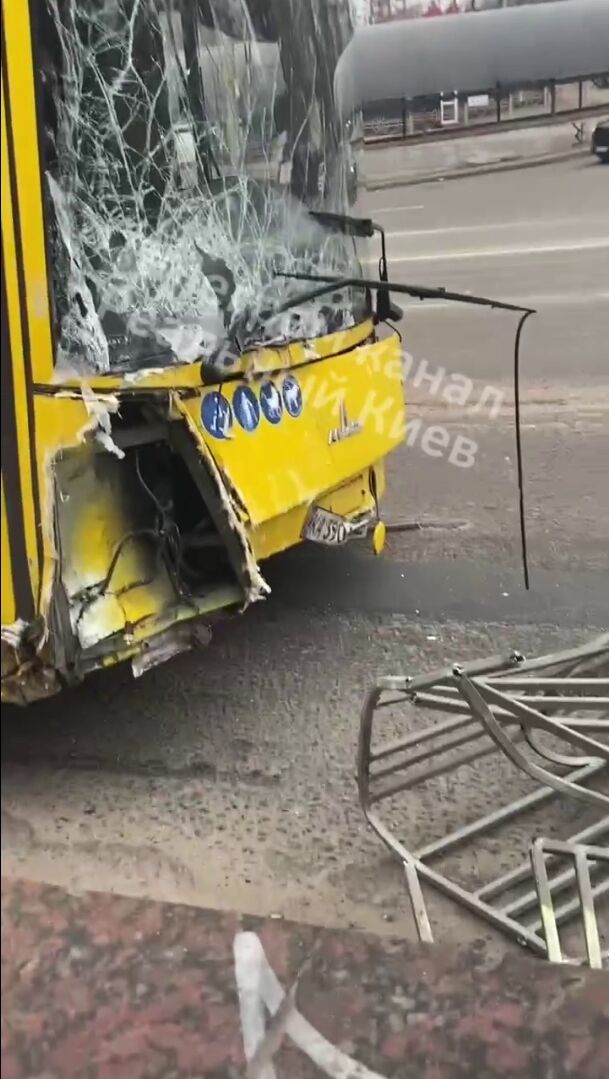В Киеве автобус на скорости протаранил металлическое ограждение на обочине дороги. Видео