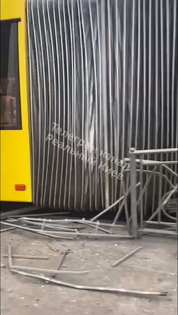 В Киеве автобус на скорости протаранил металлическое ограждение на обочине дороги. Видео