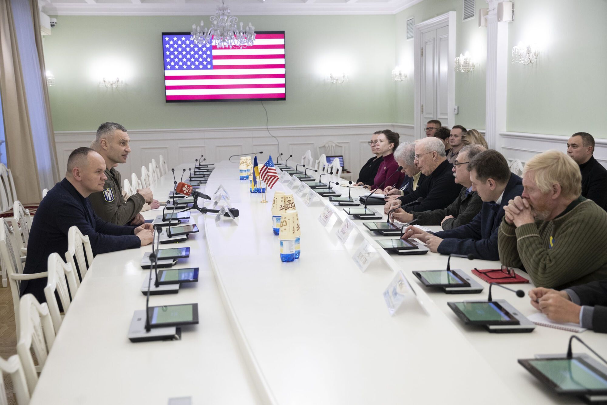 Украинцы удивили мир своим героизмом, но для победы нам нужно оружие, – Кличко на встрече с группой старших советников Конгресса США