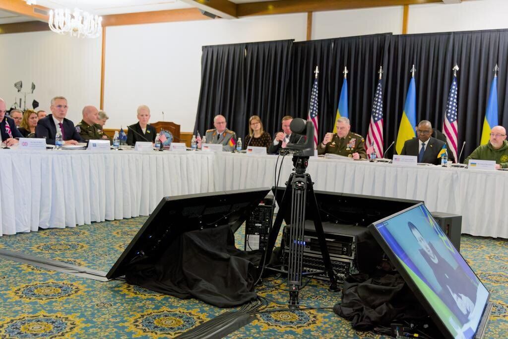 ''Все сложнее, мы должны проверить запасы'': министр обороны ФРГ заявил, что Берлин не принял решения по поводу Leopard для Украины