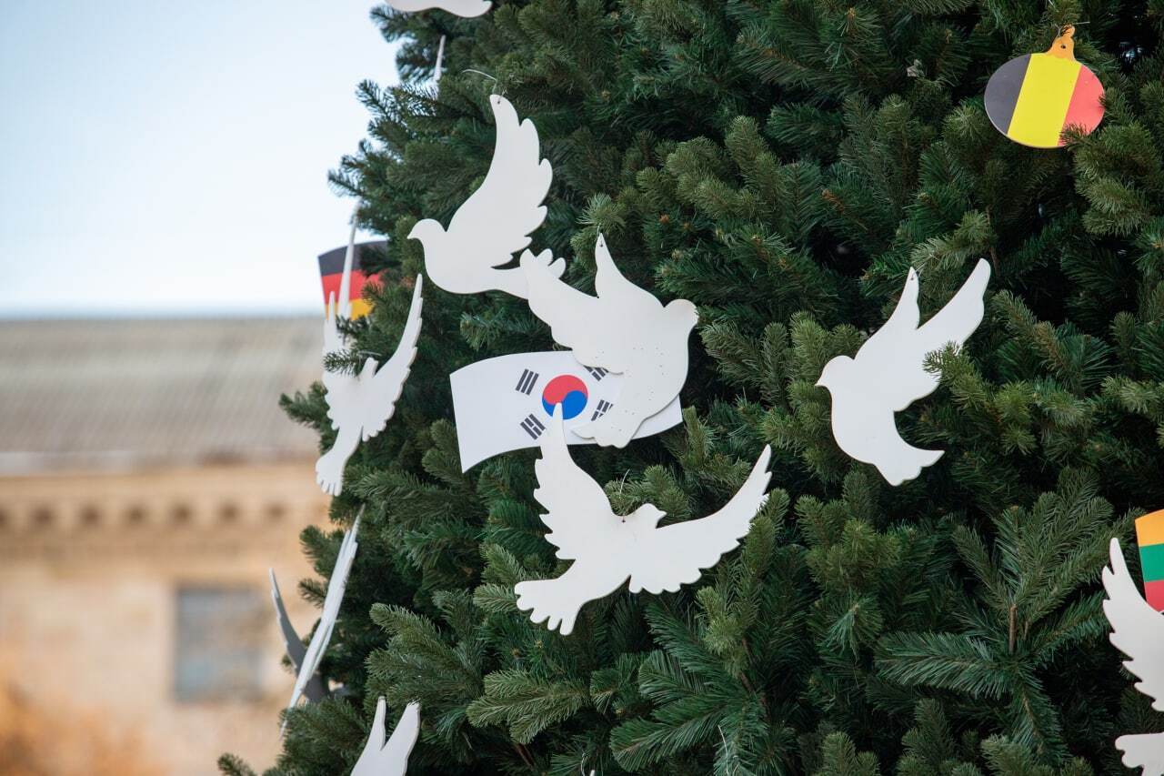 ''Голубей мира'' с главной елки Украины в Киеве продали на аукционе: деньги пойдут на поддержку ВСУ