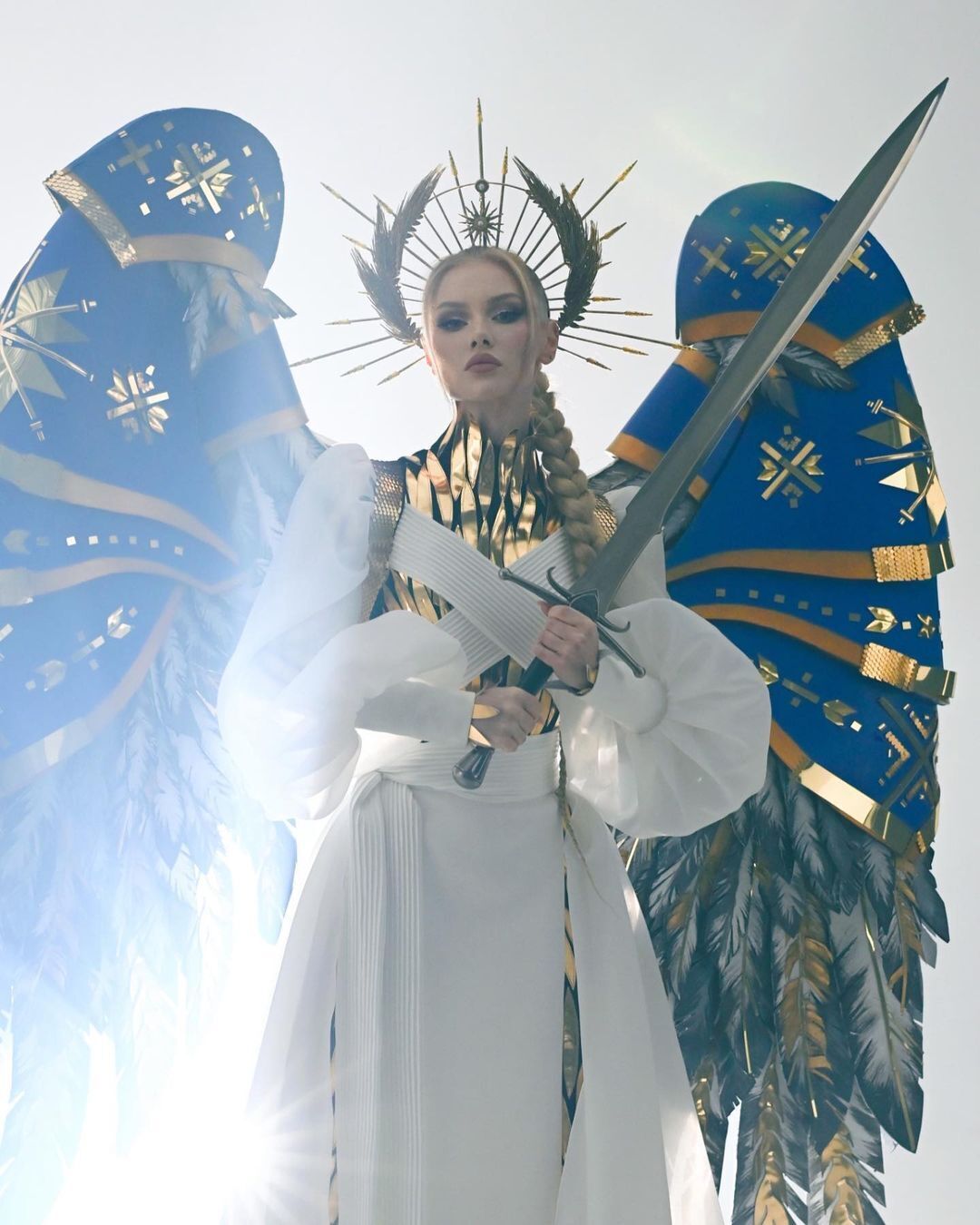 "Мисс Украина Вселенная" продала обожженные крылья национального костюма за впечатляющую сумму: на что потратят деньги