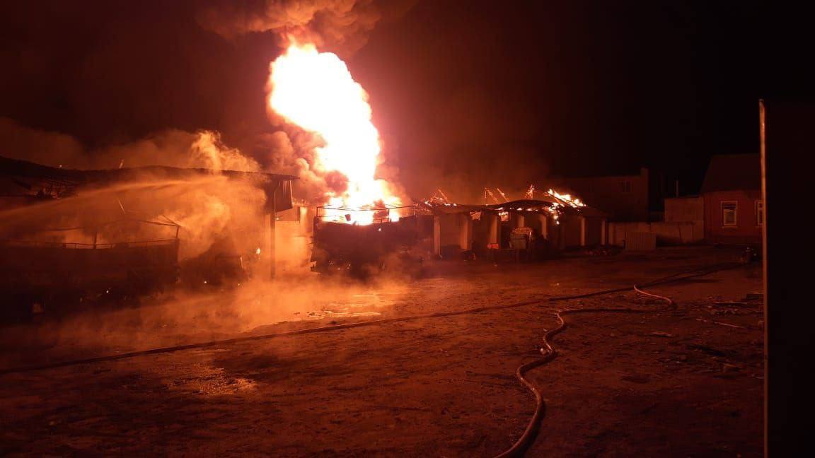 Війська РФ вдарили по Куп'янську, є влучання в житлові будинки: сталися масштабні пожежі. Фото 