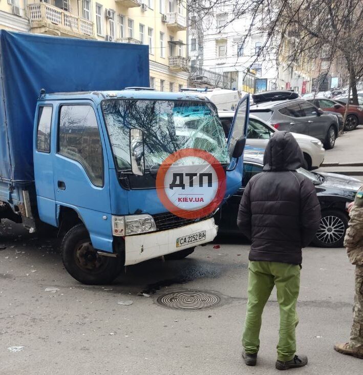 У Києві біля метро "Хрещатик" вантажівка протаранила 5 машин: є постраждалий. Фото та відео