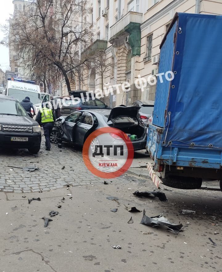 У Києві біля метро "Хрещатик" вантажівка протаранила 5 машин: є постраждалий. Фото та відео