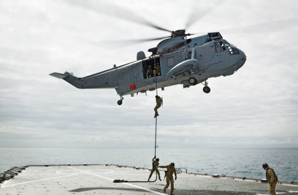 Вертолет Sikorsky SH-3 Sea King совершает высадку десанта
