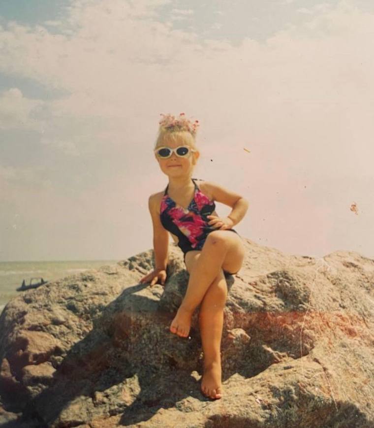 ''Міс Україна Всесвіт'' показала свої дитячі фото: фанати засипали компліментами. Фото