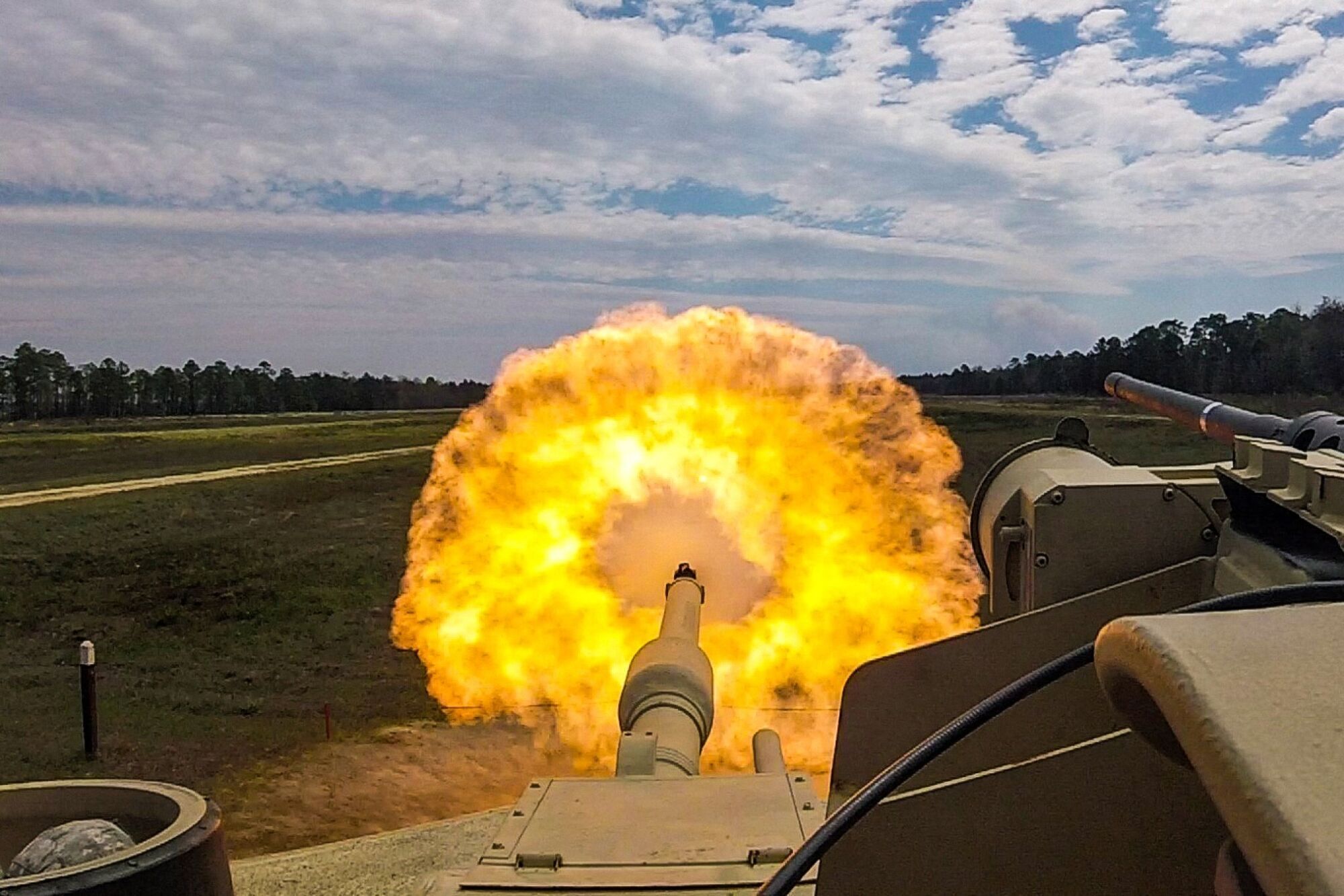 Танк M1 Abrams производит выстрел