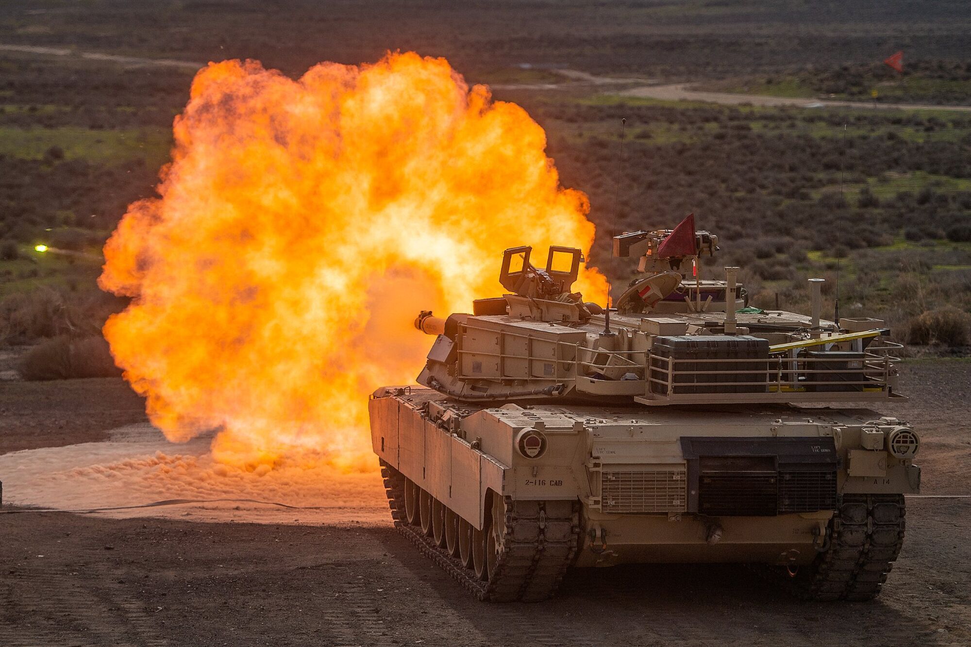 Танк M1 Abrams робить постріл
