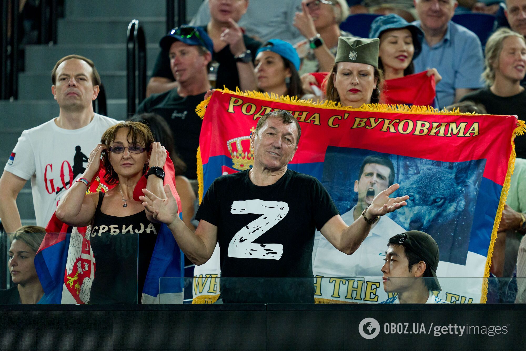 Путин и ''Z''. Отец Джоковича устроил фотосессию с российским флагом на Australian Open. Видео