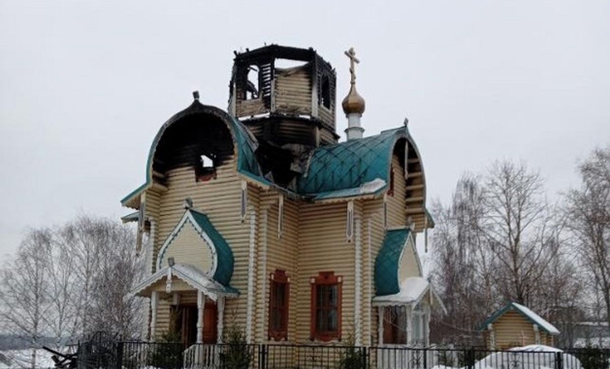 В России мощный пожар охватил церковь, в которой оккупанты получили благословение на войну против Украины. Фото и видео